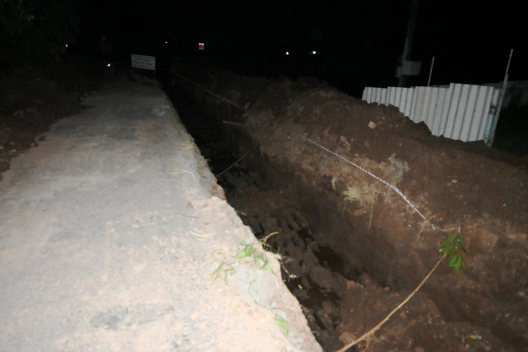 Tối 8/3, một đoạn dài công trình nạo vét sâu nhưng không cảnh báo cho người đi đường.