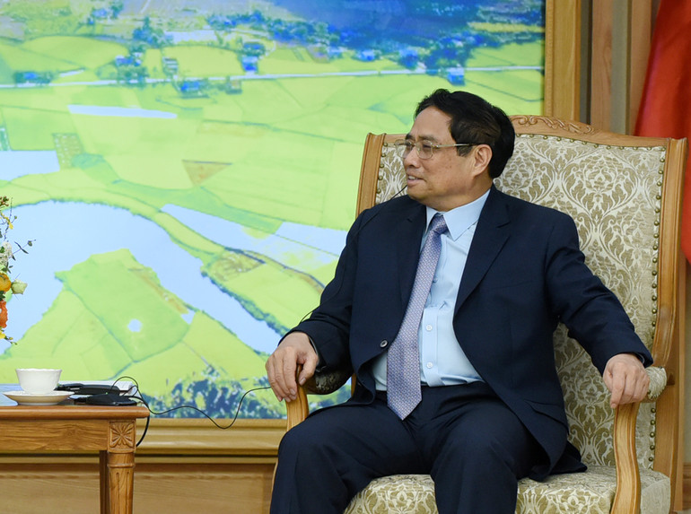 Thủ tướng Chính phủ Phạm Minh Chính gửi lời cảm ơn tới Chính phủ và nhân dân Pháp đã viện trợ 5,5 triệu liều vaccine cho Việt Nam trong bối cảnh đại dịch Covid-19 vừa qua. Thủ tướng Phạm Minh Chính đề nghị Pháp tạo thuận lợi cho hàng hóa xuất khẩu của Việt Nam, nhất là hàng nông, thủy sản Việt Nam tiếp cận thị trường Pháp; mong muốn hai bên tiếp tục hợp tác chặt chẽ, tận dụng các cơ hội to lớn từ Hiệp định Thương mại tự do Việt Nam-EU nhằm tăng cường trao đổi thương mại song phương.