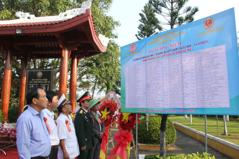 Đồng đội, thân nhân tưởng nhớ các chiến sĩ Gạc Ma. Đồng đội, thân nhân tưởng nhớ các chiến sĩ Gạc Ma.