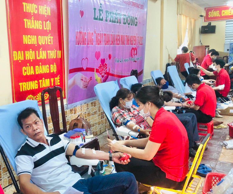 Nhiều cán bộ, công chức, viên chức và nhân dân Bạc Liêu hiến máu tình nguyện.