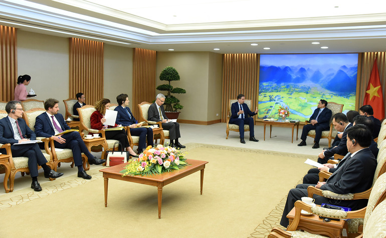 Hai bên cũng chia sẻ quan điểm về tình hình Biển Đông, trong đó nhấn mạnh tầm quan trọng của duy trì hòa bình, ổn định, an ninh, an toàn và tự do hàng hải, hàng không tại Biển Đông, giải quyết tranh chấp bằng biện pháp hòa bình trên cơ sở luật pháp quốc tế….