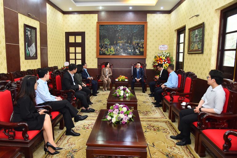 Quang cảnh buổi tiếp tại Trụ sở Bộ Biên tập Báo Nhân Dân. Quang cảnh buổi tiếp tại Trụ sở Bộ Biên tập Báo Nhân Dân.