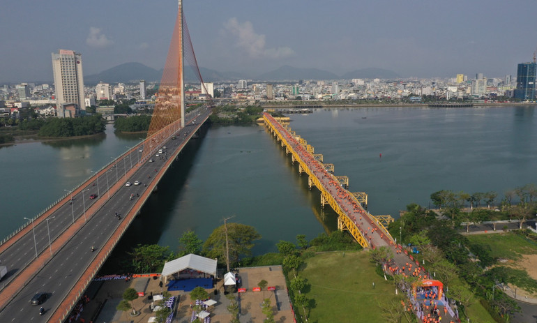 Giải chạy Happy Run diễn ra tại cầu Nguyễn Văn Trỗi, thành phố Đà Nẵng.