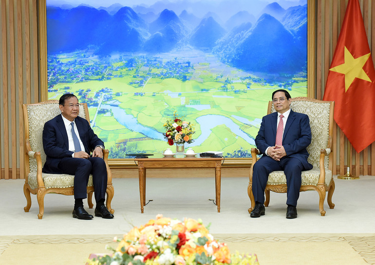 Phó Thủ tướng, Bộ trưởng Ngoại giao Campuchia báo cáo với Thủ tướng về kết quả cuộc hội đàm với Bộ trưởng Ngoại giao Bùi Thanh Sơn cũng như kết quả tốt đẹp của Kỳ họp lần thứ 20 Ủy ban Hỗn hợp hai nước. Phó Thủ tướng, Bộ trưởng Ngoại giao Campuchia báo cáo với Thủ tướng về kết quả cuộc hội đàm với Bộ trưởng Ngoại giao Bùi Thanh Sơn cũng như kết quả tốt đẹp của Kỳ họp lần thứ 20 Ủy ban Hỗn hợp hai nước.