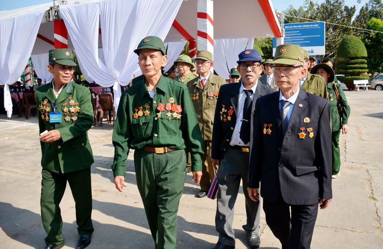 Chiến sĩ cách mạng bị địch bắt tù đày tại Trại giam Phú Quốc về dự lễ kỷ niệm 50 năm “Chiến thắng trở về”.