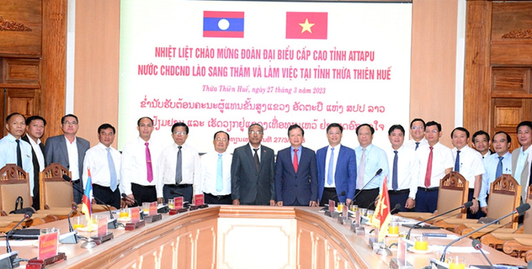 Lãnh đạo hai tỉnh Attapu và Thừa Thiên Huế chụp ảnh lưu niệm.