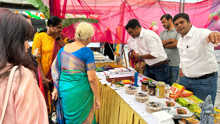 Du khách nghé thăm các gian hàng ẩm thực, đồ thủ công truyền thống Ấn Độ. Du khách nghé thăm các gian hàng ẩm thực, đồ thủ công truyền thống Ấn Độ.