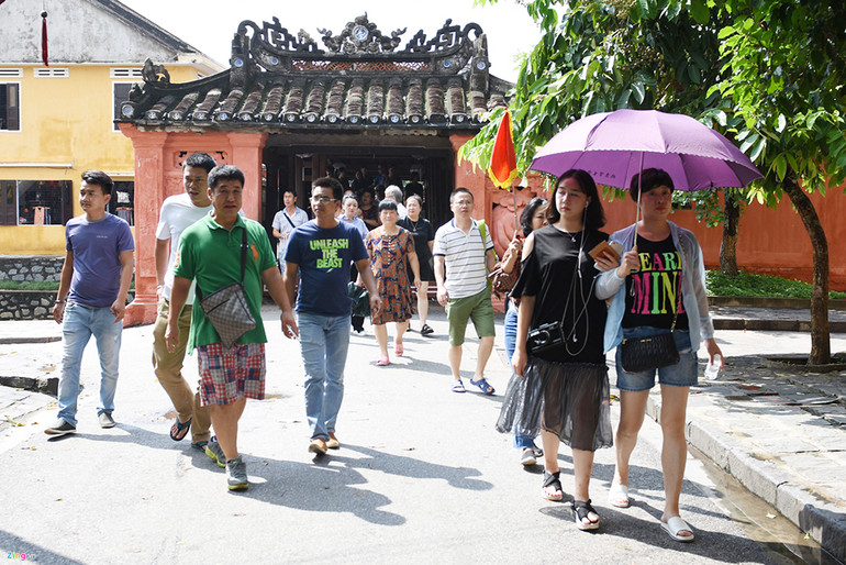 Du khách tham quan Chùa Cầu Hội An.