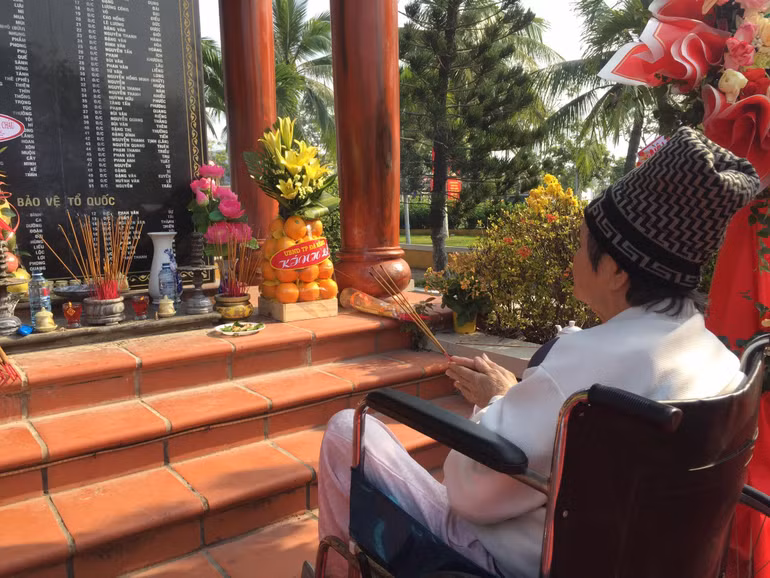 Bà Lê Thị Lan, mẹ của liệt sĩ Nguyễn Hữu Lộc, thắp hương cho con trai và các đồng đội của con mình.