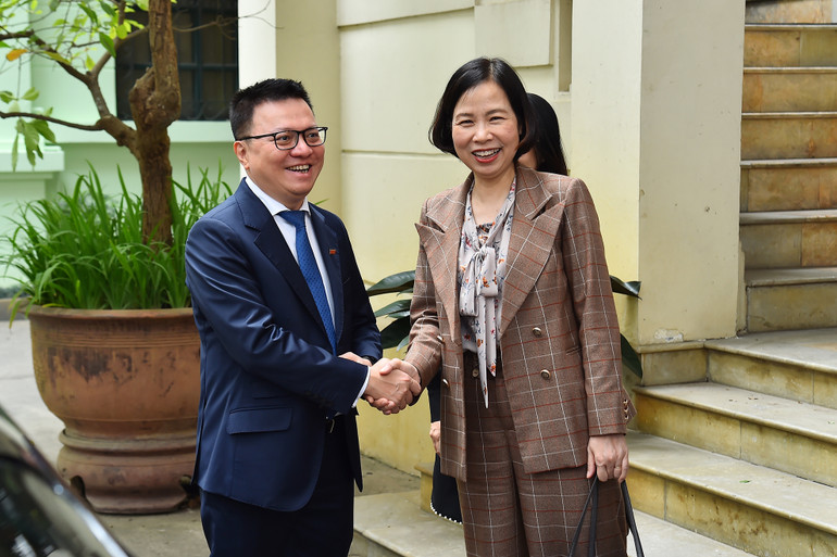 Tổng Biên tập Báo Nhân Dân Lê Quốc Minh và Tổng Giám đốc Thông tấn xã Việt Nam Vũ Việt Trang bên lề buổi tiếp chiều 10/3. Tổng Biên tập Báo Nhân Dân Lê Quốc Minh và Tổng Giám đốc Thông tấn xã Việt Nam Vũ Việt Trang bên lề buổi tiếp chiều 10/3.