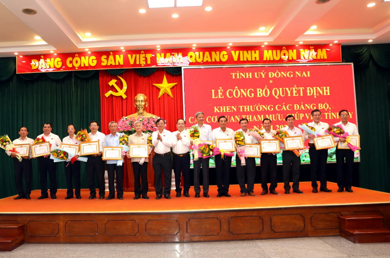 Lãnh đạo Tỉnh ủy Đồng Nai khai khen thưởng cho các đảng bộ hoàn thành tốt nhiệm vụ năm 2022.