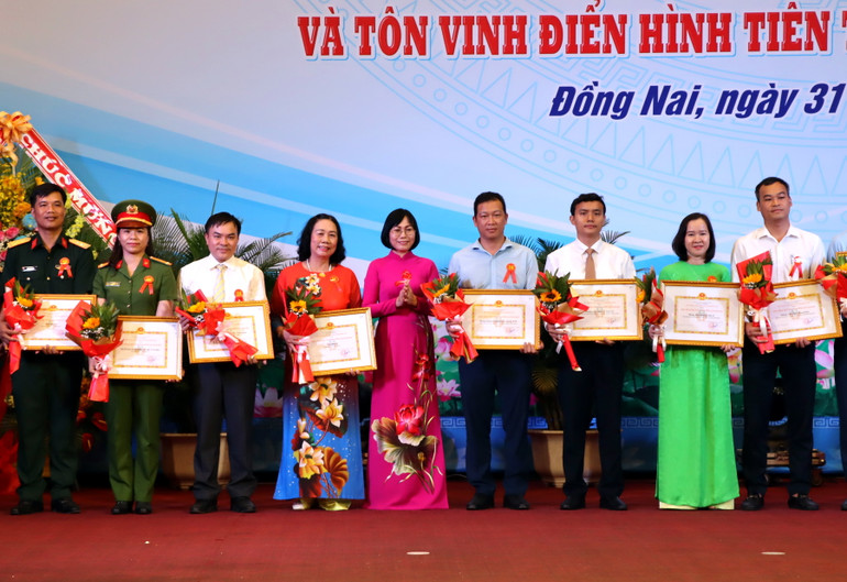 Phó Chủ tịch Ủy ban nhân dân tỉnh Đồng Nai Nguyễn Thị Hoàng trao tặng Bằng khen cho các điển hình tiên tiến. Phó Chủ tịch Ủy ban nhân dân tỉnh Đồng Nai Nguyễn Thị Hoàng trao tặng Bằng khen cho các điển hình tiên tiến.