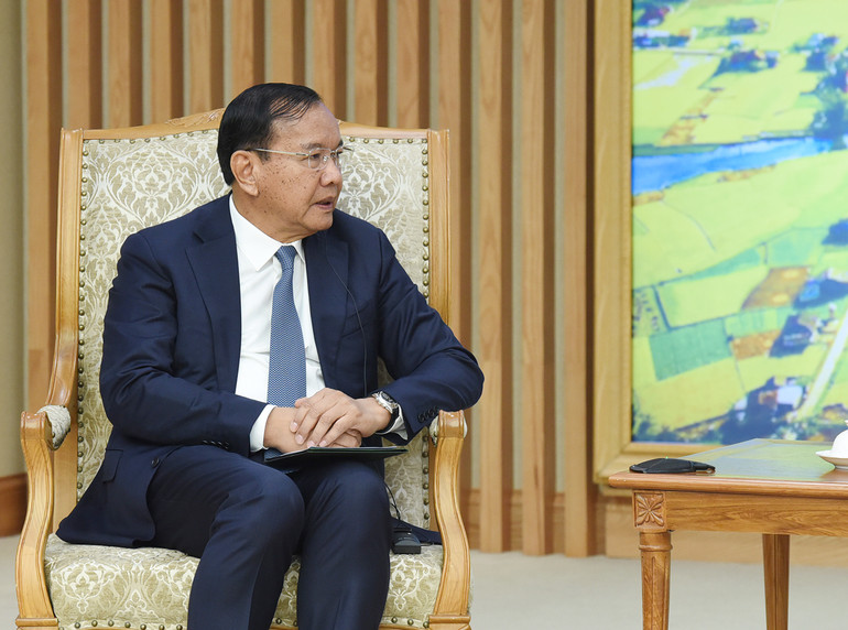 Phó Thủ tướng, Bộ trưởng Ngoại giao Campuchia báo cáo với Thủ tướng về kết quả cuộc hội đàm với Bộ trưởng Ngoại giao Bùi Thanh Sơn cũng như kết quả tốt đẹp của Kỳ họp lần thứ 20 Ủy ban Hỗn hợp hai nước. Phó Thủ tướng, Bộ trưởng Bộ Ngoại giao Campuchia cũng bày tỏ vui mừng về việc quan hệ Việt Nam và Campuchia tiếp tục được củng cố và phát triển tốt đẹp trên tất cả các lĩnh vực. Phó Thủ tướng, Bộ trưởng Ngoại giao Campuchia báo cáo với Thủ tướng về kết quả cuộc hội đàm với Bộ trưởng Ngoại giao Bùi Thanh Sơn cũng như kết quả tốt đẹp của Kỳ họp lần thứ 20 Ủy ban Hỗn hợp hai nước. Phó Thủ tướng, Bộ trưởng Bộ Ngoại giao Campuchia cũng bày tỏ vui mừng về việc quan hệ Việt Nam và Campuchia tiếp tục được củng cố và phát triển tốt đẹp trên tất cả các lĩnh vực.