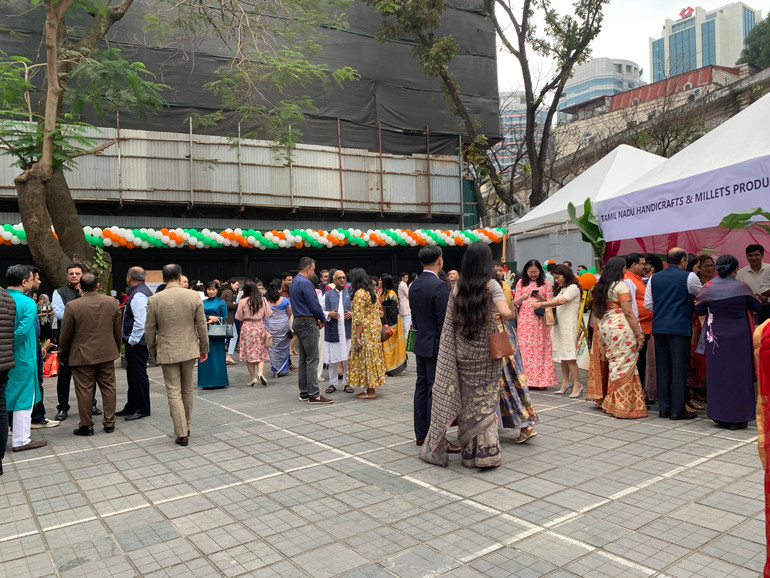 Sự kiện Ngày Ấn Độ thu hút khoảng 500 người tham dự. Sự kiện Ngày Ấn Độ thu hút khoảng 500 người tham dự.