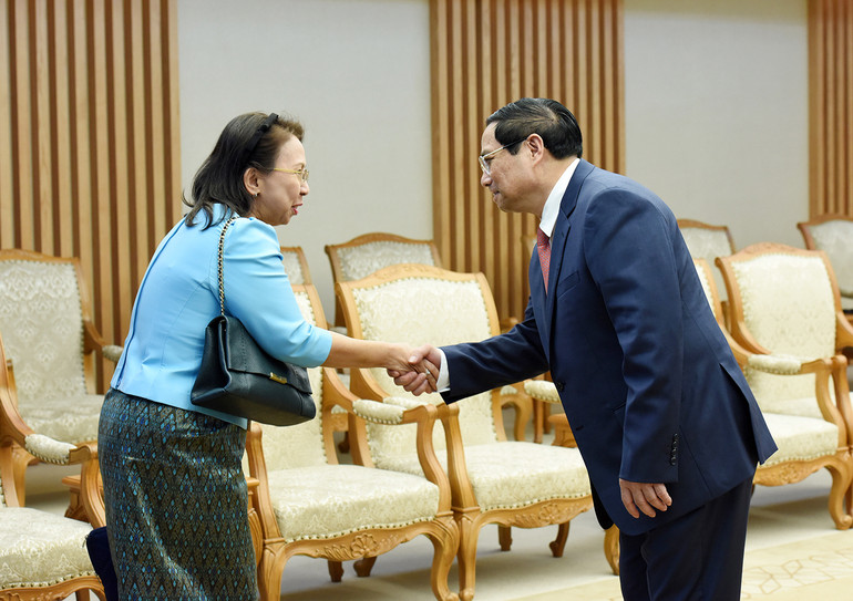 Thủ tướng Chính phủ Phạm Minh Chính đón các thành viên trong đoàn của Phó Thủ tướng, Bộ trưởng Ngoại giao và Hợp tác quốc tế Campuchia Prak Sokhonn. Thủ tướng Chính phủ Phạm Minh Chính đón các thành viên trong đoàn của Phó Thủ tướng, Bộ trưởng Ngoại giao và Hợp tác quốc tế Campuchia Prak Sokhonn.