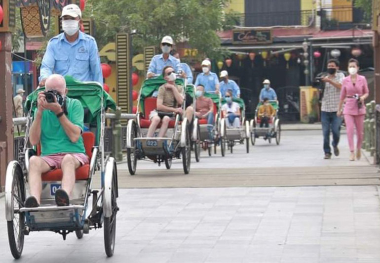 Khách quốc tế tham quan phố cổ Hội An.