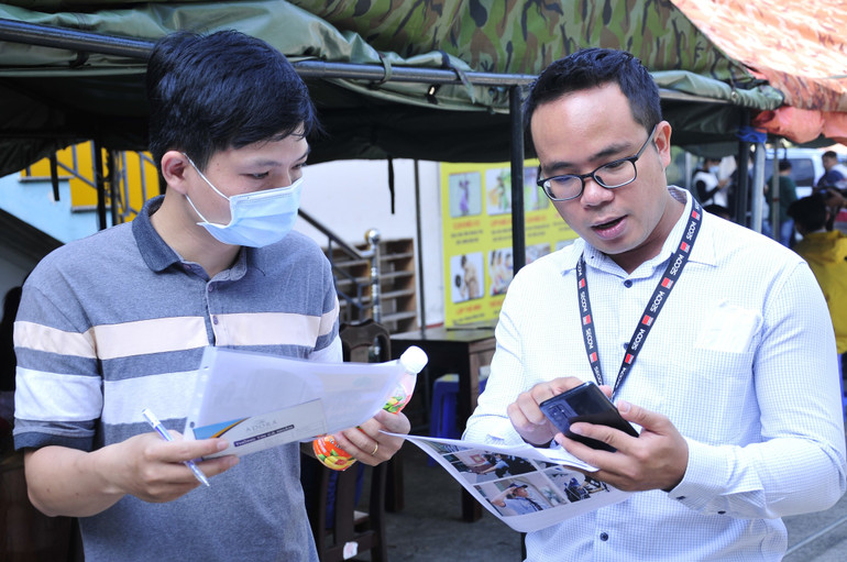 Đại diện doanh nghiệp tư vấn cho bộ đội xuất ngũ.