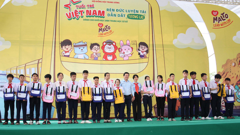 Trao học bổng cho các em thiếu nhi.