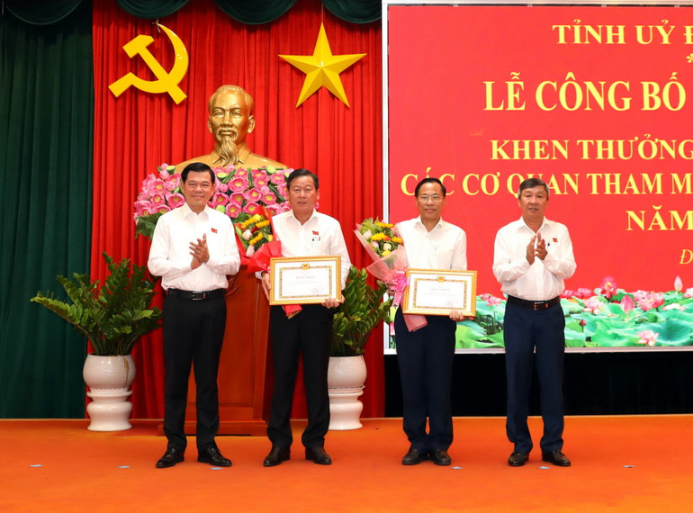 Bí thư Tỉnh ủy Nguyễn Hồng Lĩnh và Phó Bí thư Thường trực Tỉnh ủy Hồ Thanh Sơn trao danh hiệu đạt tiêu chuẩn hoàn thành xuất sắc nhiệm vụ tiêu biểu năm 2022 cho Ban Tuyên giáo Tỉnh ủy và Ban Dân vận Tỉnh ủy.