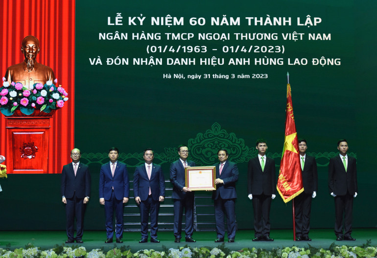 Thủ tướng Phạm Minh Chính Trao danh hiệu Anh hùng Lao động cho tập thể Vietcombank.