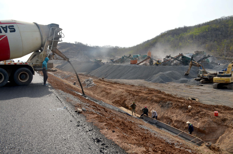 Thi công mái ta-luy cao tốc đoạn Vĩnh Hảo-Phan Thiết, thuộc địa bàn xã Hồng Sơn, huyện Hàm Thuận Bắc, tỉnh Bình Thuận. Thi công mái ta-luy cao tốc đoạn Vĩnh Hảo-Phan Thiết, thuộc địa bàn xã Hồng Sơn, huyện Hàm Thuận Bắc, tỉnh Bình Thuận.