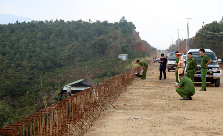Cơ quan chức năng khám nghiệm hiện trường.