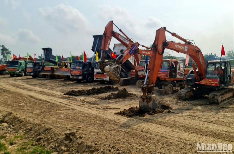 Bình Định nỗ lực xây dựng, hoàn thiện hệ thống kết cấu hạ tầng đồng bộ, hiện đại nhằm thúc đẩy phát triển kinh tế-xã hội. Bình Định nỗ lực xây dựng, hoàn thiện hệ thống kết cấu hạ tầng đồng bộ, hiện đại nhằm thúc đẩy phát triển kinh tế-xã hội.