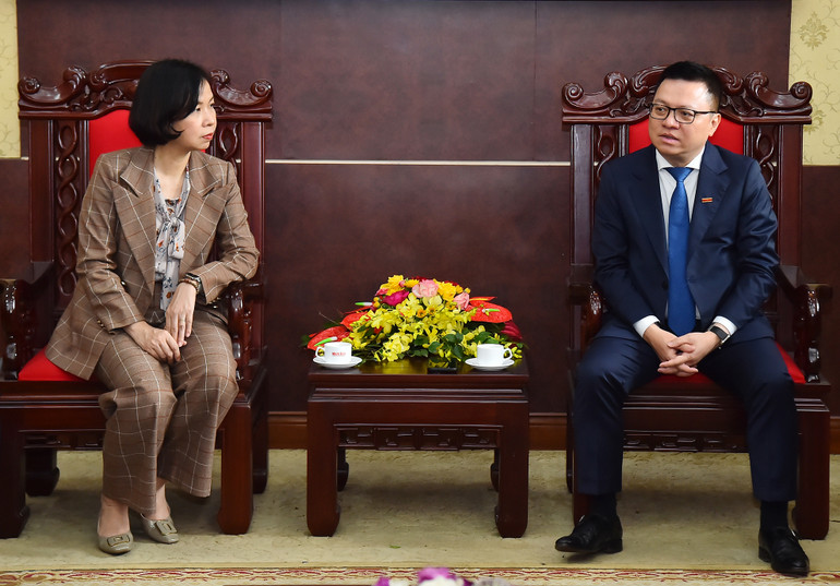 Đồng chí Lê Quốc Minh, Ủy viên Trung ương Đảng, Tổng Biên tập Báo Nhân Dân, Phó Trưởng Ban Tuyên giáo Trung ương, Chủ tịch Hội Nhà báo Việt Nam trao đổi với Tổng Giám đốc Thông tấn xã Việt Nam Vũ Việt Trang tại buổi tiếp. Đồng chí Lê Quốc Minh, Ủy viên Trung ương Đảng, Tổng Biên tập Báo Nhân Dân, Phó Trưởng Ban Tuyên giáo Trung ương, Chủ tịch Hội Nhà báo Việt Nam trao đổi với Tổng Giám đốc Thông tấn xã Việt Nam Vũ Việt Trang tại buổi tiếp.
