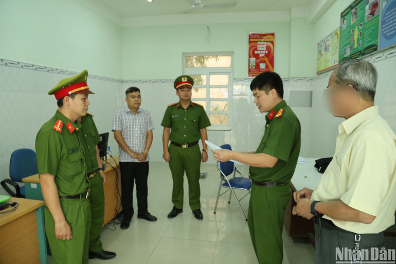 Cơ quan Cảnh sát điều tra Công an tỉnh Ninh Thuận thực hiện lệnh bắt tạm giam 4 tháng đối với bị can Nguyễn Đăng Đức, nhân viên Khoa dược, vật tư y tế, thuộc Trung tâm Kiểm soát bệnh tật Ninh Thuận.(Ảnh: Công an tỉnh Ninh Thuận cung cấp)