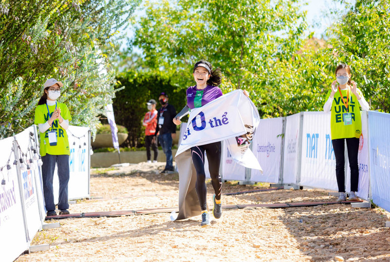 Vận động viên về đích tại giải Dalat Ultra Trail lần thứ 4.