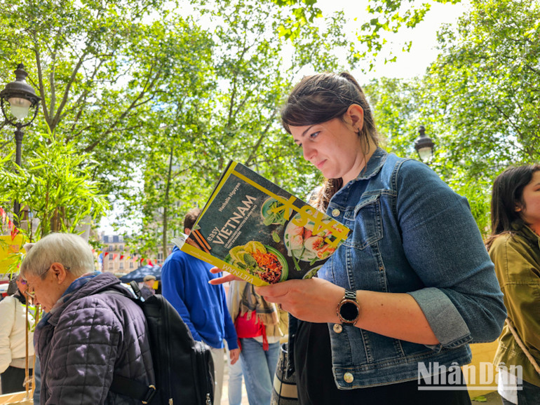 Sách nghiên cứu về ẩm thực Việt Nam thu hút sự quan tâm của công chúng Pháp tới tham gia ngày hội. (Ảnh: MINH DUY)