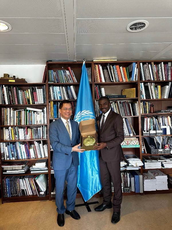 Thứ trưởng Ngoại giao Hà Kim Ngọc, Chủ tịch Ủy ban Quốc gia UNESCO Việt Nam đã có buổi tiếp xúc, làm việc với Giám đốc Trung tâm Di sản Thế giới Lazare Assomo.