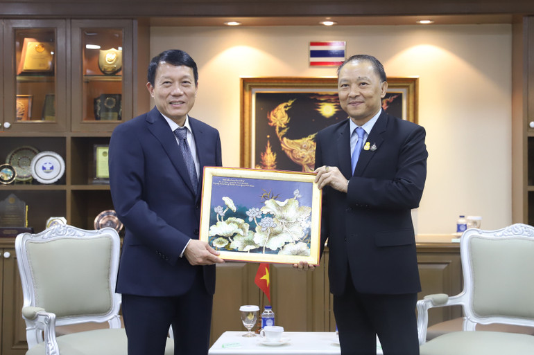 Thứ trưởng Lương Tam Quang tặng quà lưu niệm cho Phó Tổng Thư ký Hội đồng An ninh Quốc gia Thái Lan Voranut Khongmuang.