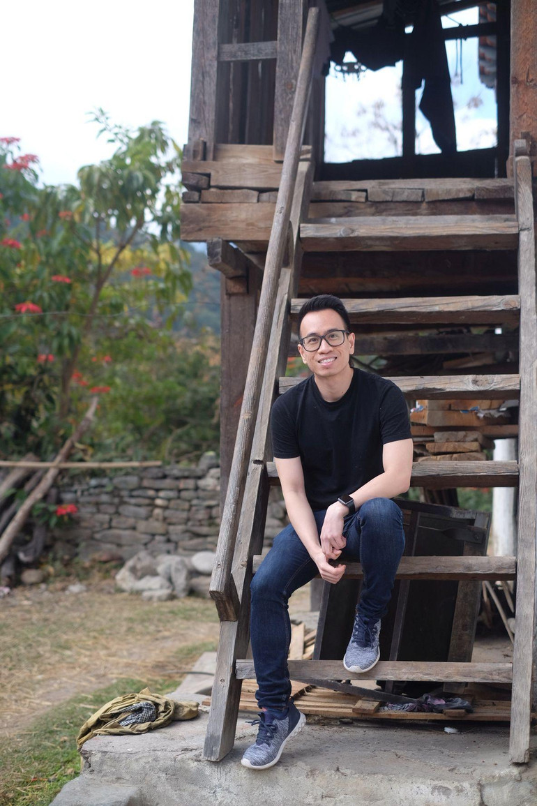 Ace Lê tốt nghiệp bậc Thạc sĩ ngành Nghiên cứu bảo tàng và Thực hành giám tuyển tại Trường đại học Công nghệ Nanyang (Nanyang Technological University) năm 2020. Một số triển lãm gần đây do Ace Lê làm giám tuyển là Phổ hiếu kỳ, giới thiệu 46 bộ/ tác phẩm đơn lẻ của 26 nghệ sĩ đương đại tên tuổi, trong đó phần lớn là người Việt Nam, được trưng bày đồng thời tại hai trường phổ thông quốc tế ở TP Hồ Chí Minh, kéo dài từ tháng 5 đến tháng 12/2022; Hồn xưa bến lạ, giới thiệu sáng tác của một số họa sĩ thời kỳ Mỹ thuật Đông Dương, tháng 7/2022 tại TP Hồ Chí Minh.