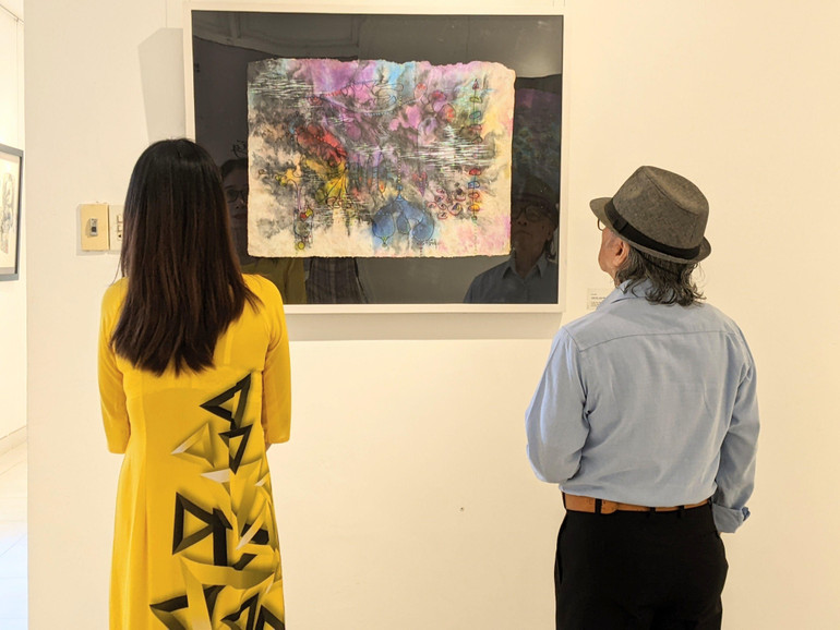 Khách tham quan triển lãm Ngẫu Liên, tháng 11/2022. Ảnh: NVCC