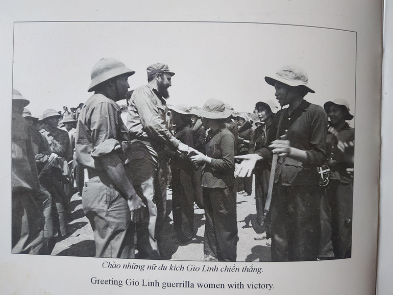 Chủ tịch Fidel chào những nữ du kích Gio Linh chiến thắng. Ảnh: HỒ SỸ SÔ