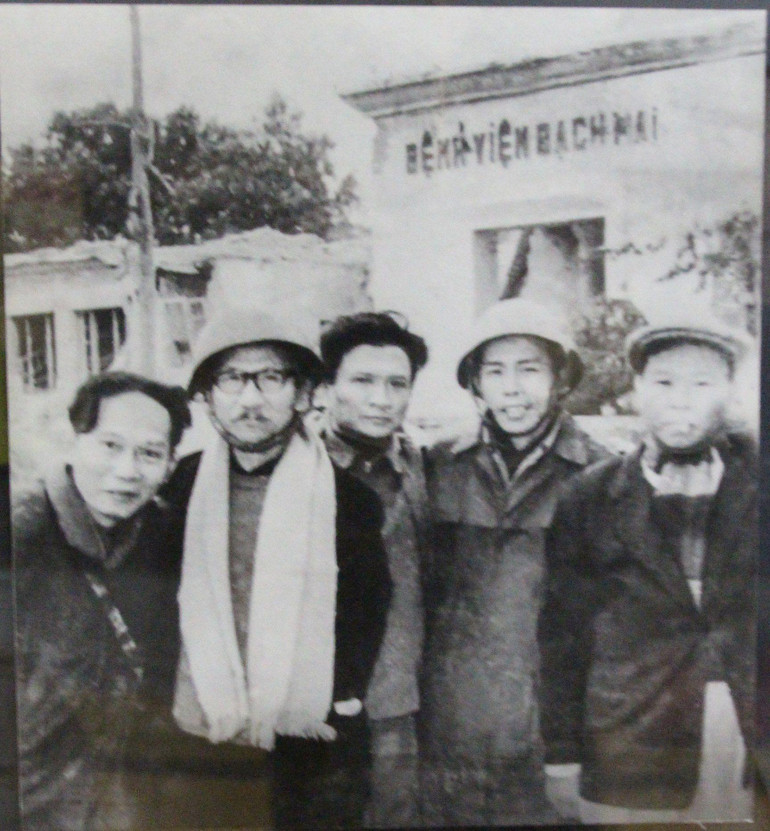 Từ trái qua phải: Nhà báo Thép Mới, nhà văn Nguyễn Tuân, nhà thơ Chế Lan Viên, nhà báo Đỗ Quảng và nhà thơ Huy Cận trước Bệnh viện Bạch Mai vừa bị dội bom B-52 của Mỹ. Ảnh: Tư liệu Báo Nhân Dân