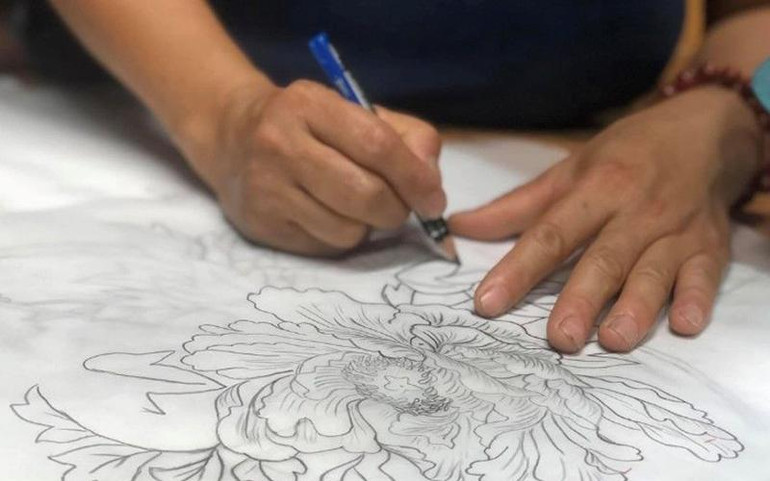 Một mẫu họa tiết tinh xảo thêu tay. Một mẫu họa tiết tinh xảo thêu tay.