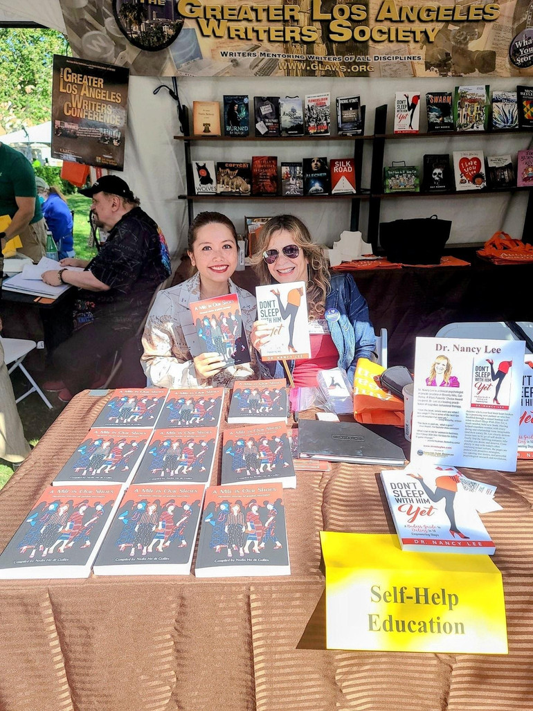 Hồ Thu Hương (bên trái) tham dự Lễ hội Sách Thời báo Los Angeles với tư cách tác giả. Ảnh: FBNV