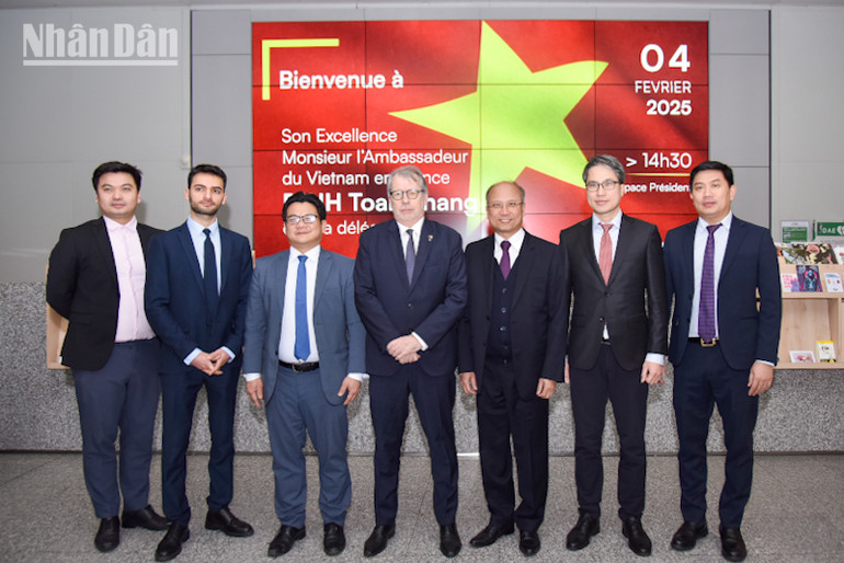 Đại sứ Đinh Toàn Thắng và ông Christian Debève xem xét thúc đẩy việc thiết lập mối quan hệ kết nghĩa giữa các địa phương tại Việt Nam với vùng Grand Est của nước Pháp. (Ảnh: MINH DUY)