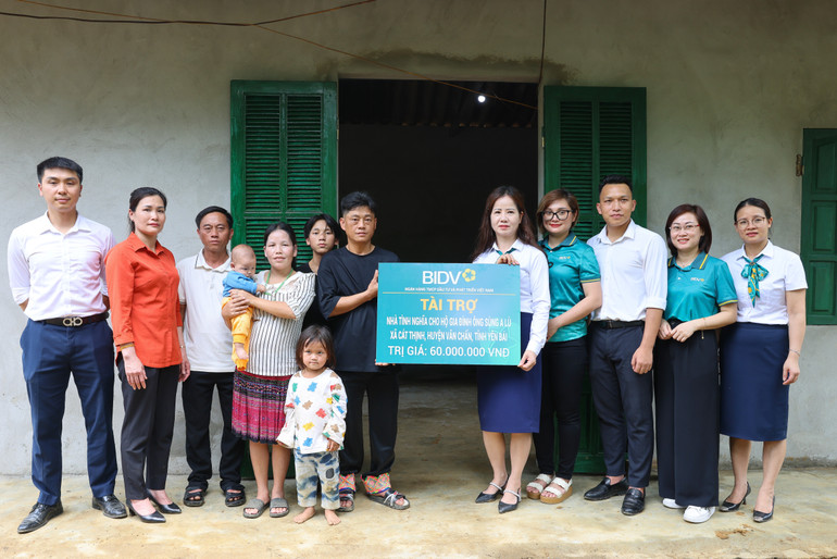 Căn nhà mới kiên cố khang trang hơn được chính quyền địa phương và doanh nghiệp tài trợ bàn giao cho gia đình chị Giàng Thị Lệ. (Ảnh: NHẬT QUANG)