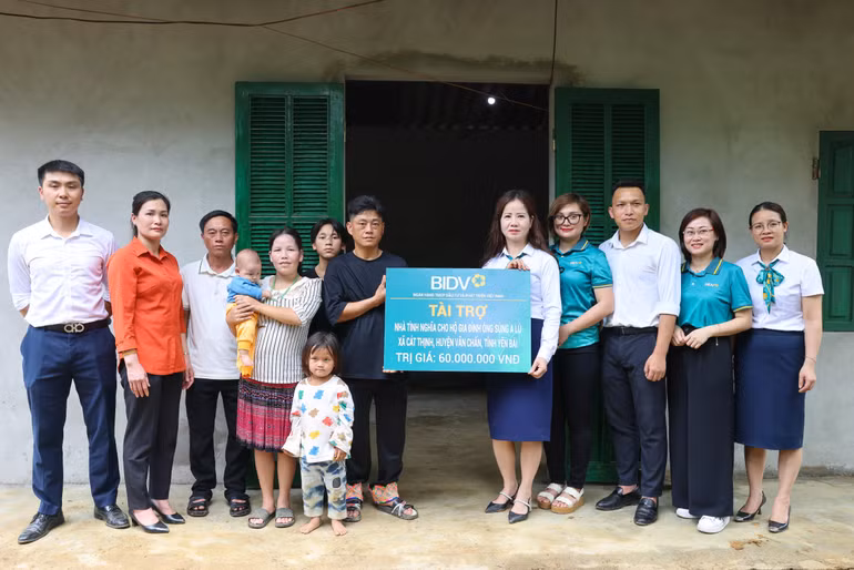Căn nhà mới kiên cố khang trang hơn được chính quyền địa phương và doanh nghiệp tài trợ bàn giao cho gia đình chị Giàng Thị Lệ. (Ảnh: NHẬT QUANG)