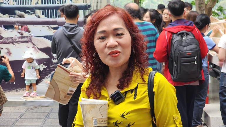 Bà Trịnh Thu Hương chia sẻ cảm xúc khi tham quan Triển lãm. (Ảnh: SƠN BÁCH)