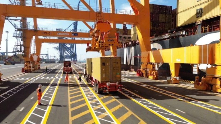 Hoạt động bốc xếp hàng hóa tại cảng nước sâu Lạch Huyện, huyện Cát Hải, Hải Phòng.