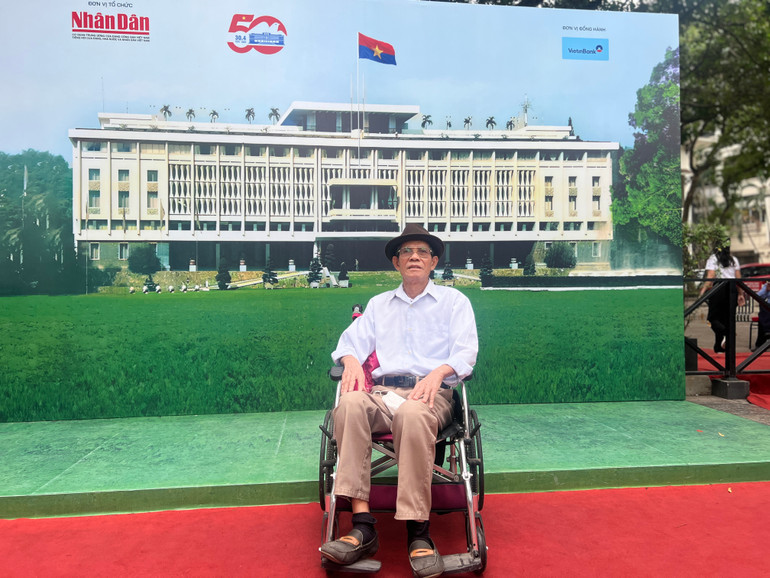 Bác Hoàng Gia Đạt năm nay hơn 80 tuổi rất xúc động khi tham quan tại Triển lãm. (Ảnh: MINH PHƯƠNG)