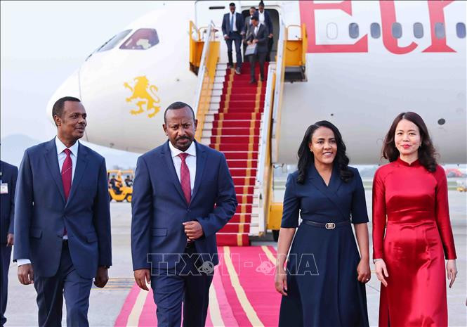 Thứ trưởng Ngoại giao Nguyễn Minh Hằng đón Thủ tướng Ethiopia Abiy Ahmed Ali và Phu nhân tại Sân bay quốc tế Nội Bài. (Ảnh: Minh Đức/TTXVN)