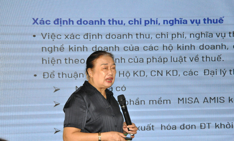 Bà Nguyễn Thị Cúc – Chủ tịch VTCA trình bày tham luận tại hội thảo. (Ảnh: MINH PHƯƠNG)