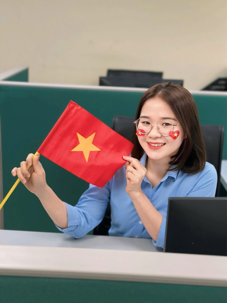 Nhân viên Công ty TNHH Gang thép Hưng nghiệp Foromsa Hà Tĩnh hào hứng lưu lại khoảnh khắc ý nghĩa trong ngày Đại lễ.