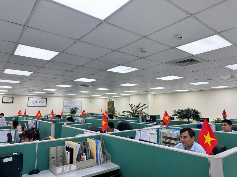 Hai sắc màu chủ đạo đỏ vàng tạo nên điểm nhấn ấn tượng tại hầu hết văn phòng làm việc ở Công ty TNHH Gang thép Hưng nghiệp Foromsa Hà Tĩnh.