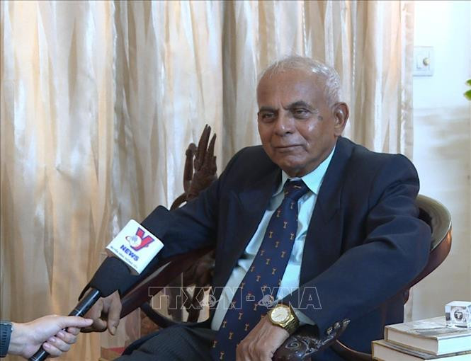 Cựu Tùy viên quốc phòng Ấn Độ tại Việt Nam, Tướng P.K Chakravorty trả lời phỏng vấn của phóng viên TTXVN. Ảnh: Ngọc Thúy/PV TTXVN tại Ấn Độ